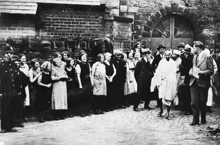 Photo of Gandhiji with workers of the cotton mill at the Manchester in England, 1931.jpg